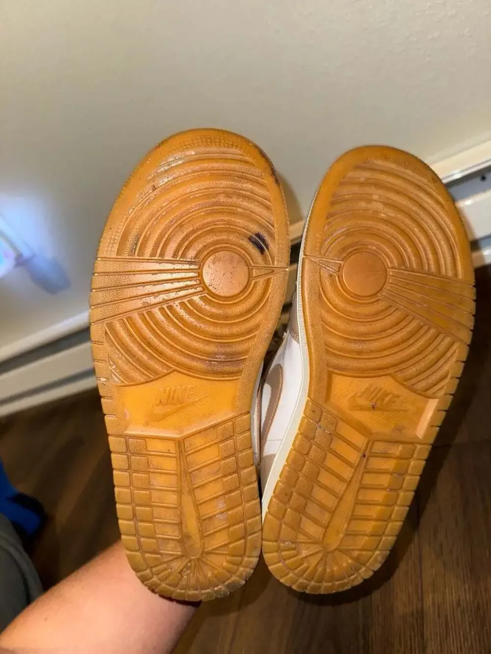 Air Jordan 1 Mid 'Tan Gum' (554724-271)